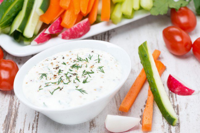 7. Jogurt greckiPodobnie jak kefir, jogurt grecki także jest potężnym probiotykiem. Zawiera on 15-20 gramów białka na 170 gramów jogurtu oraz aminokwasy, które wspomagają metabolizm. Pamiętaj jednak, aby kupować prawdziwy jogurt grecki, który zawiera jedynie mleko i kultury bakterii.