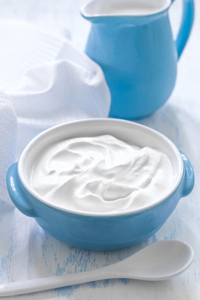 7. Jogurt greckiJogurt grecki to świetny produkt, ponieważ zawiera białka, wapń, magnez, witaminę B6 i potas. Te składniki odżywcze pomagają obniżać poziom stresu, zredukować zachcianki na coś słodkiego, poprawiają nastrój i pomagają utrzymać prawidłową wagę ciała.