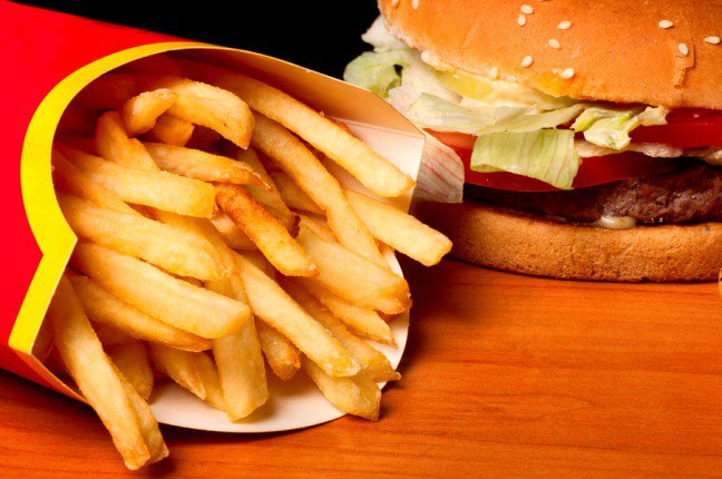 4. Logo restauracji fast food może wpłynąć na zachowanie
4. Logo restauracji fast food może wpłynąć na zachowanie
Sam fakt zobaczenia logo restauracji fast food lub stosowanych przez nią opakowań może wpłynąć na nasze zachowanie. Może stymulować odczucie niecierpliwości i prowadzić do obniżonej możliwości rozkoszowania się przyjemnym doświadczeniem. Okazuje się więc, że fast food dostarcza kolejnego powodu, dla którego lepiej z niego zrezygnować.