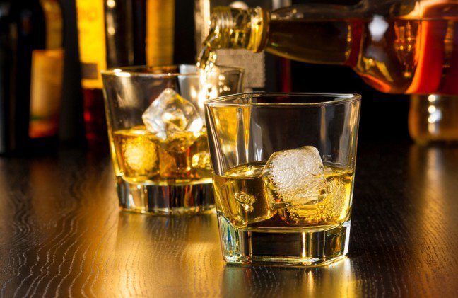 4. OtoczenieW jednym z badań naukowych grupa osób była poproszona o ocenę tej samej whisky w trzech różnych pomieszczeniach. W każdym z nich można było odczuć zapach trawy lub drewna. Co ciekawe, w każdym z tych pomieszczeń uczestnicy badania zupełnie inaczej odczuwali smak tego alkoholu.