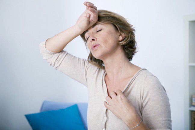 6. Menopauza
6. Menopauza
Podczas menopauzy gwałtowny spadek poziomu estrogenu wpływa na podwzgórze, czyli wskaźnik temperatury ciała. Bez względu na to, jak zimno jest na zewnątrz, przypływ gorąca sprawi, że ciało odbierze to jako falę upału. W desperackim akcie pozbywania się wysokiej temperatury, naczynia krwionośne w skórze rozszerzają się, a gruczoły potowe pracują na wysokich obrotach, co skutkuje zaczerwienieniem, nadmiernym poceniem się i chęcią wzięcia zimnego prysznica.