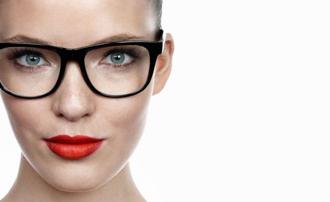 10. Najlepszy makijaż dla okularnicyTo prawda, że przy okularach nie wskazany jest każdy rodzaj makijażu. Dlatego tak ważne jest to, aby okularnice przestrzegały kilu ważnych zasad w trakcie wykonywania makijażu. Zastanawiasz się, jakich?