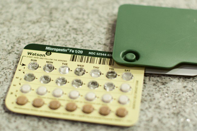 3. Antykoncepcja a suchość pochwyRegularne stosowanie tabletek antykoncepcyjnych u niektórych kobiet może doprowadzić do wysuszenia śluzówki pochwy. Dotyka to mniej więcej 3% kobiet stosujących tę metodę antykoncepcyjną.